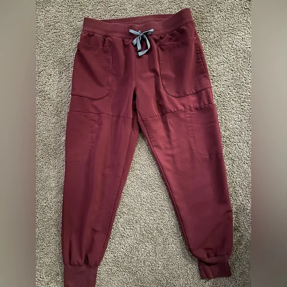 Figs Burgundy women’s joggers size LARGE with 7 pockets! - Picture 2 of 2